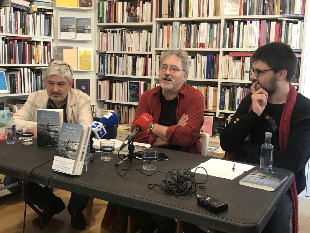  El escritor Manuel Rivas presenta su último libro &#039;Vivir sin permiso&#039;. 
 