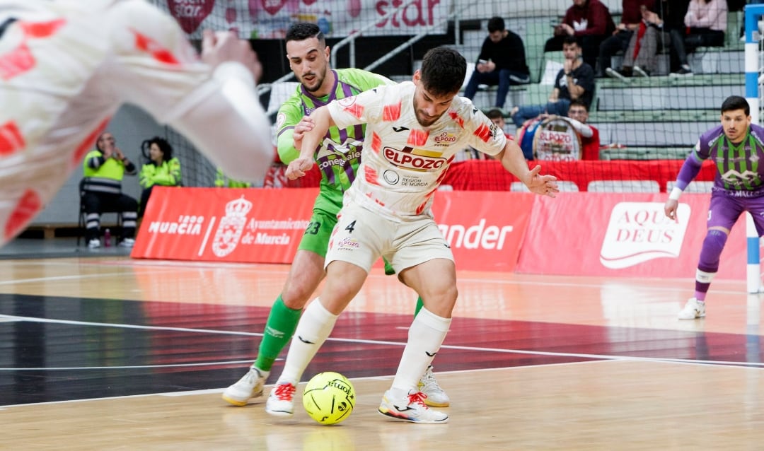 Esteban protege el balón