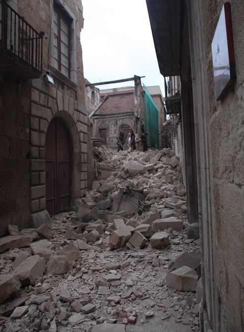 Una persona ha resultado herida leve al derrumbarse completamente esta madrugada una casa en la calle Cavallers, número 9, en el barrio antiguo de Tarragona