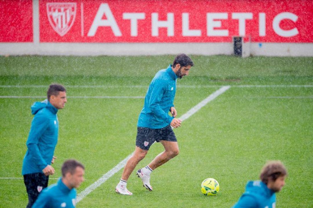 Raúl García conduce el balón durante un entrenamiento en Lezama