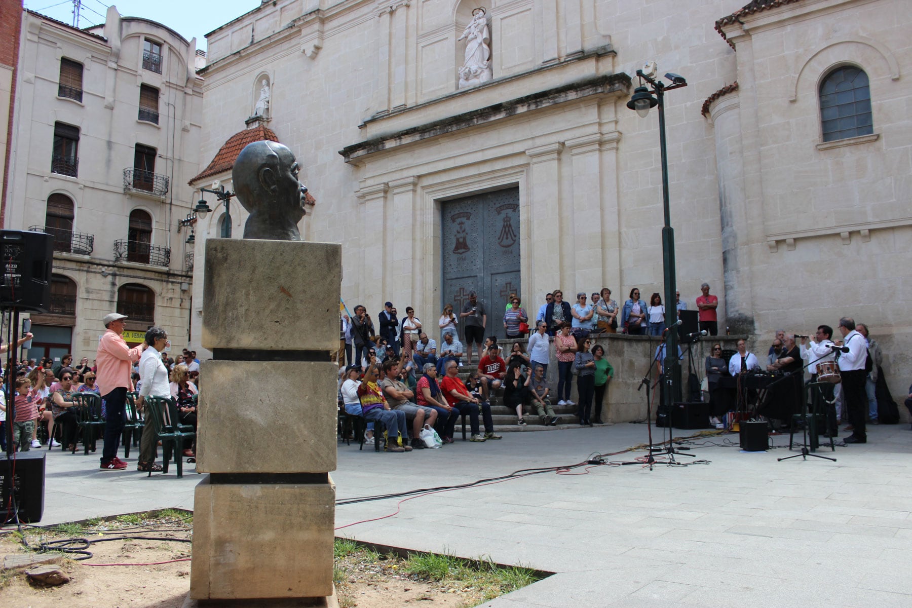 Hiroshi Fujii i Lluís Torró interpreten La Muixeranga amb el bust de Joan Valls en primer plànol