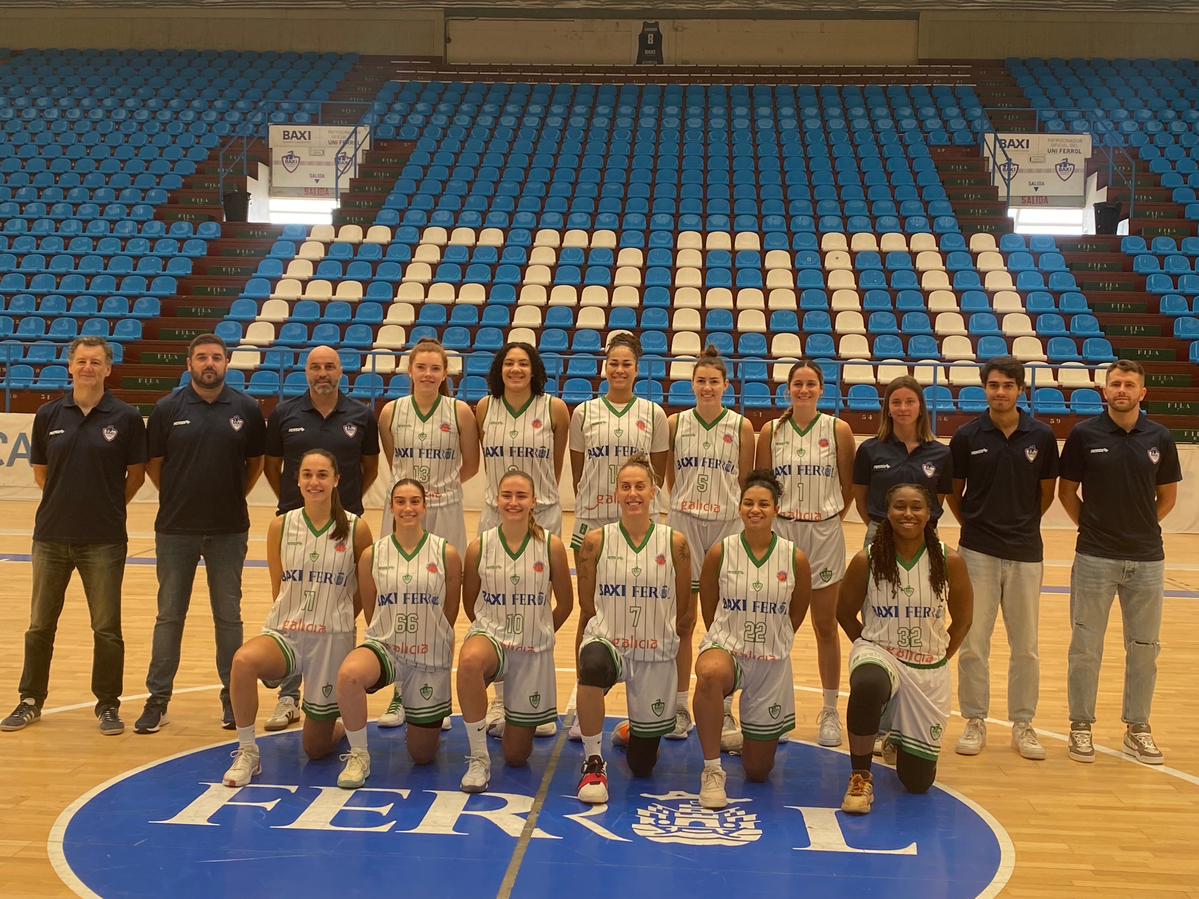 Plantilla y cuerpo técnico, en la presentación de la nueva camiseta (foto: Baxi Ferrol)