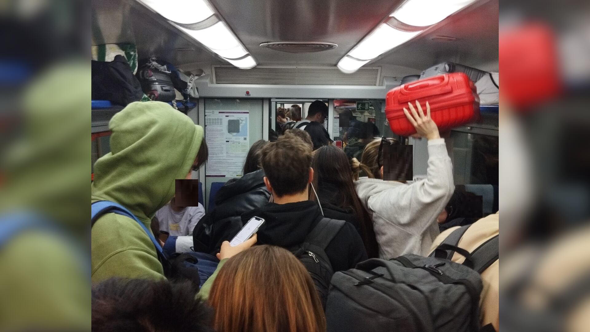 Hacinados y en medio de la nada: hasta cuatro horas de retraso en trenes de Renfe por una incidencia entre Silla y Benifaió