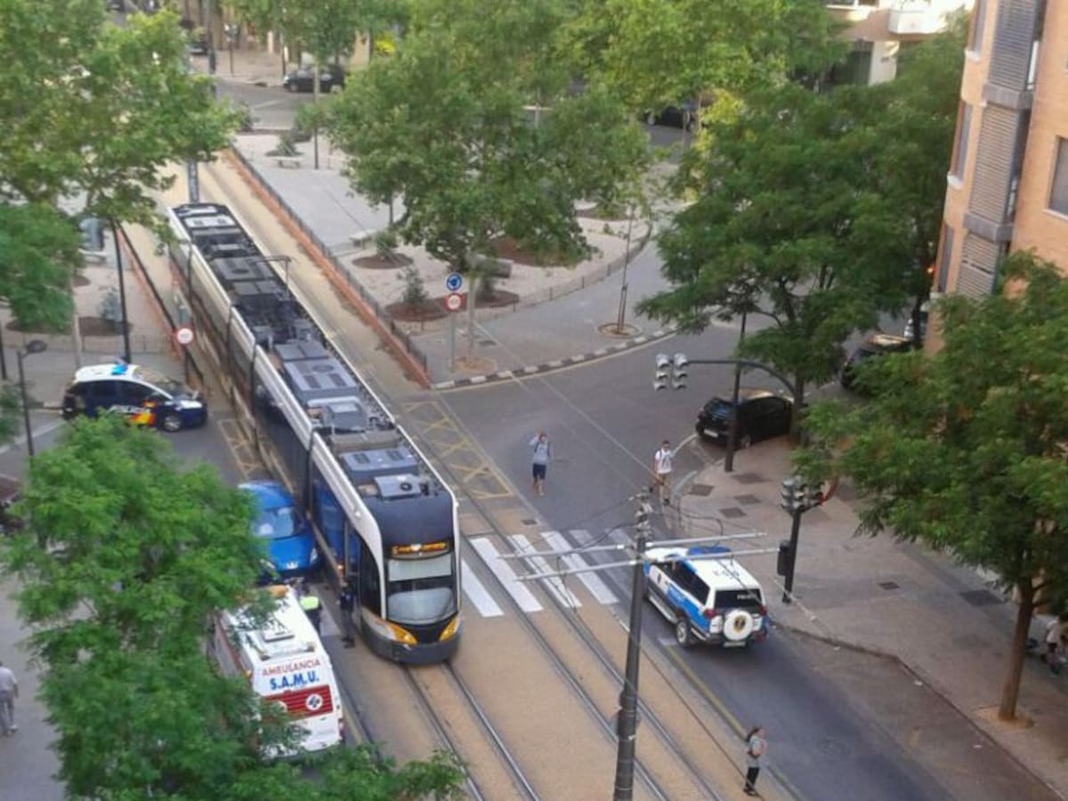 Chocan un coche y el tranvía