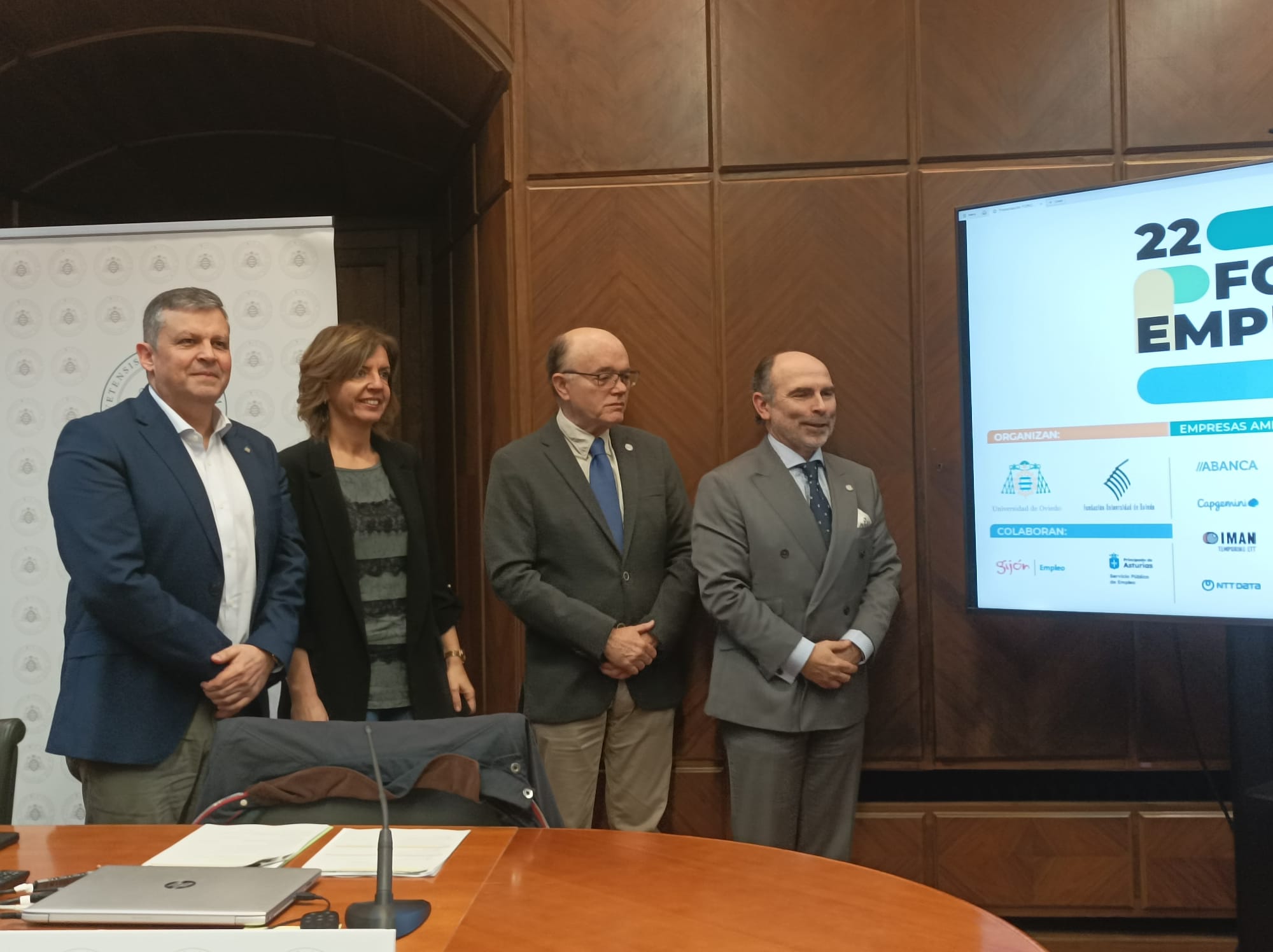 Un momento de la presentación del Foro de Empleo con Santiago Fernández, director de la Fundación Universidad de Oviedo; Susana Pérez, directora del área de Empleabilidad; Alfonso López, vicerrector de Estudiantes; e Ignacio Villaverde, rector.