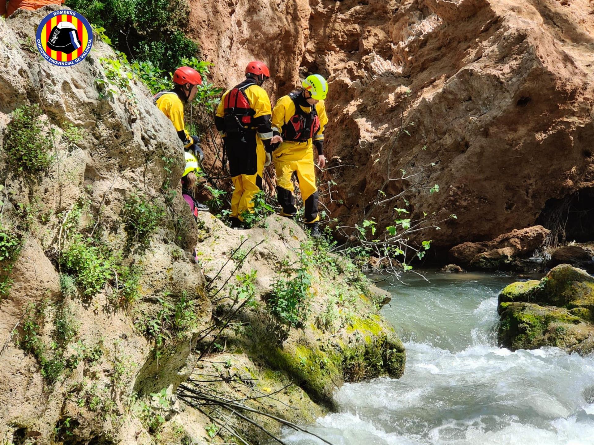 Bomberos en el paraje de Los Chorradores, en Navarrés (Valencia)