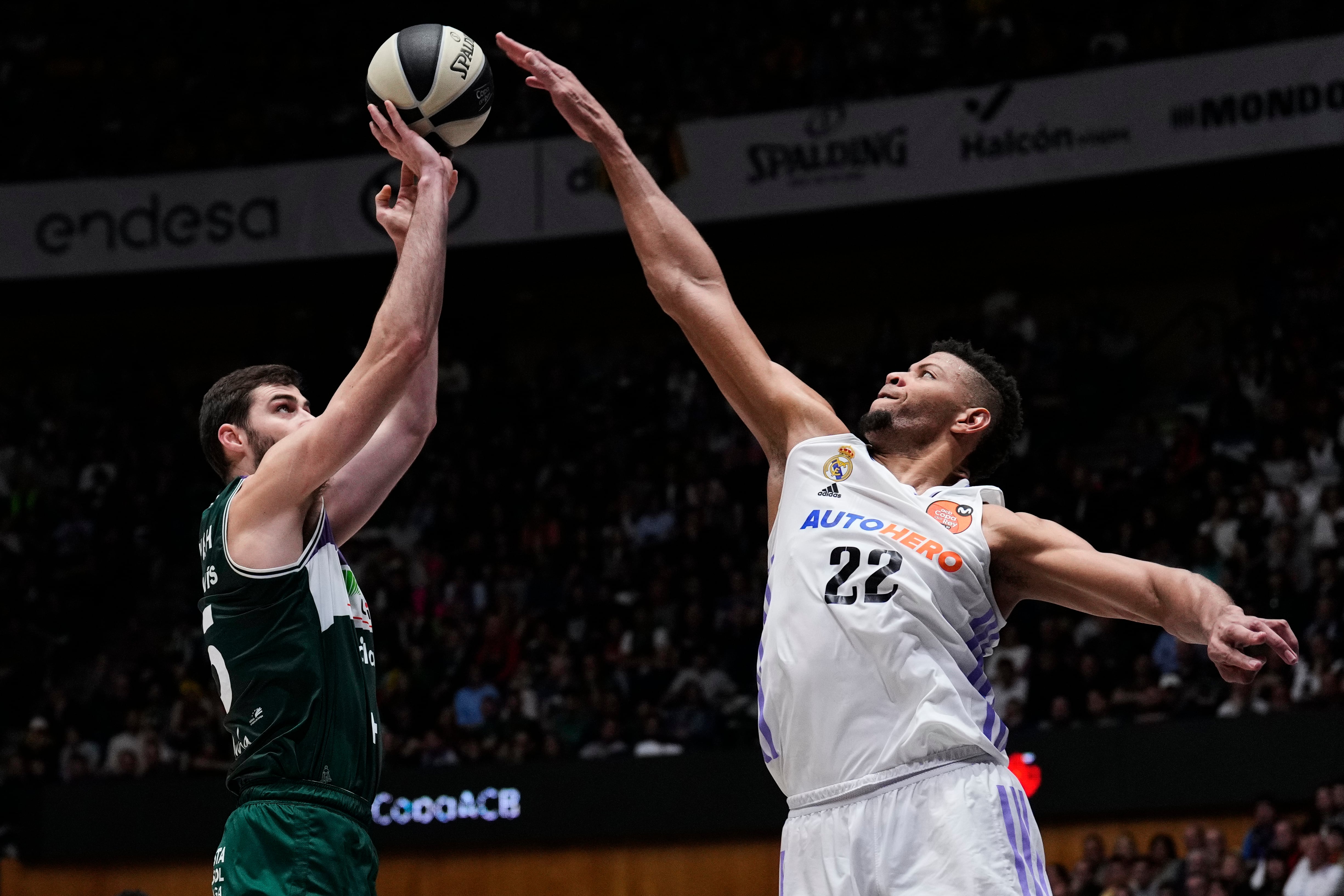 El pívot estadounidense del Unicaja David Kravish (i) lanza a canasta ante Walter Tavares