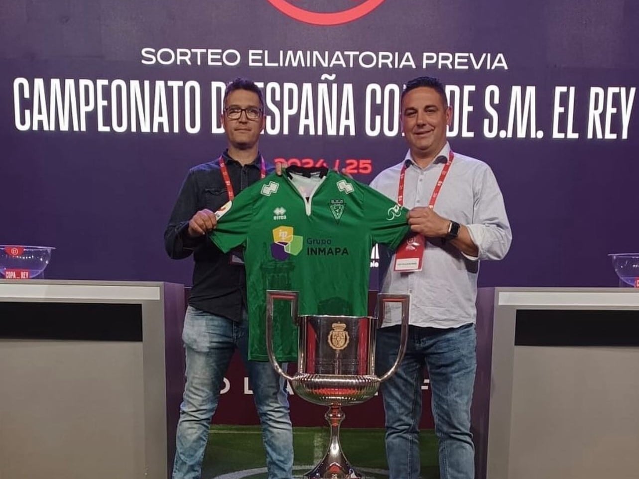 Juanjo González, directivo y Raúl Aparicio (derecha) presidente del Villamuriel, hoy en el sorteo de Copa en Las Rozas