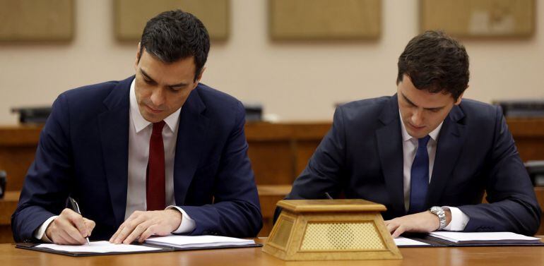 El secretario general del PSOE, Pedro Sánchez, y el presidente de Ciudadanos, Albert Rivera, durante la firma del acuerdo de investidura y legislatura alcanzado entre los dos partidos.