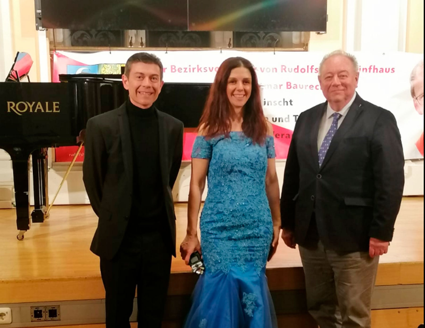 Juan Gadea y la soprano Themine Schaffer, junto al organizador del concierto, al finalizar la actuación