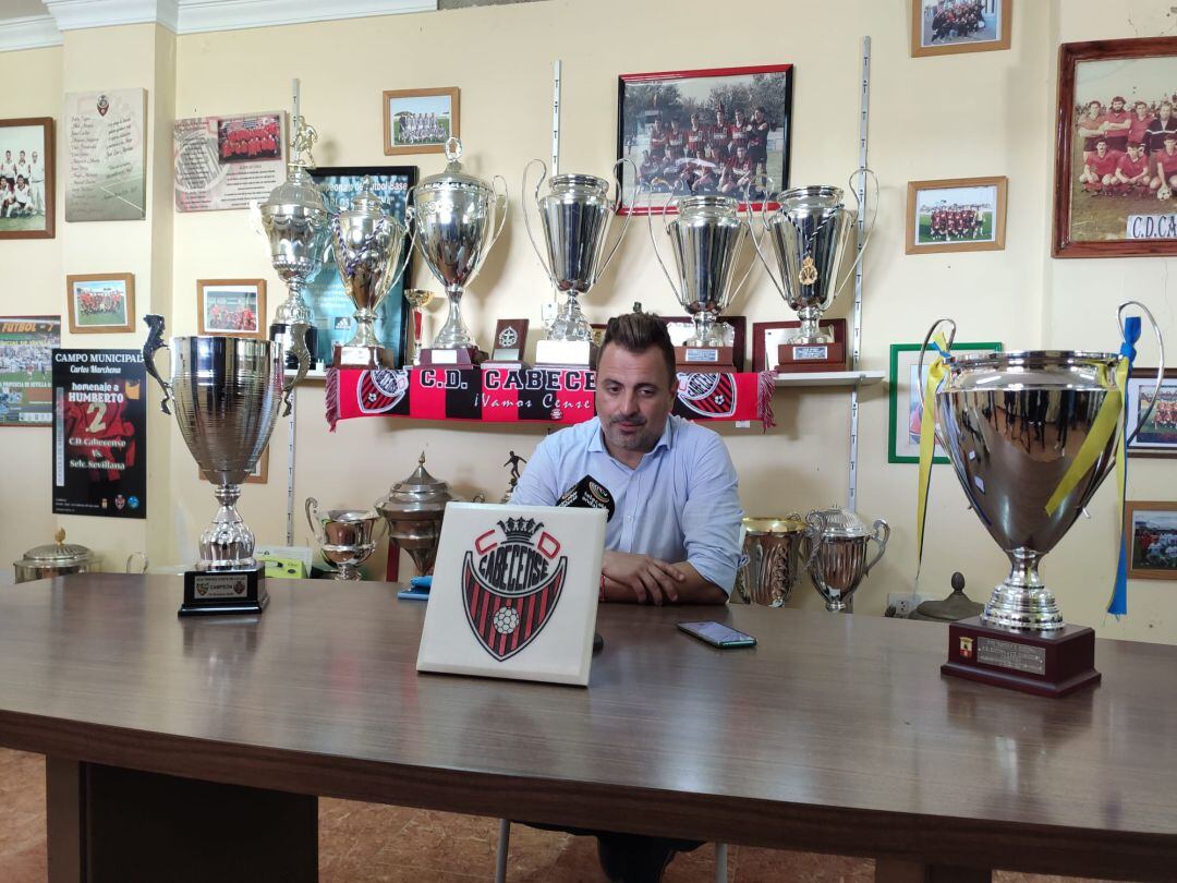 Joaquín Poveda en la sala de prensa del Carlos Marchena