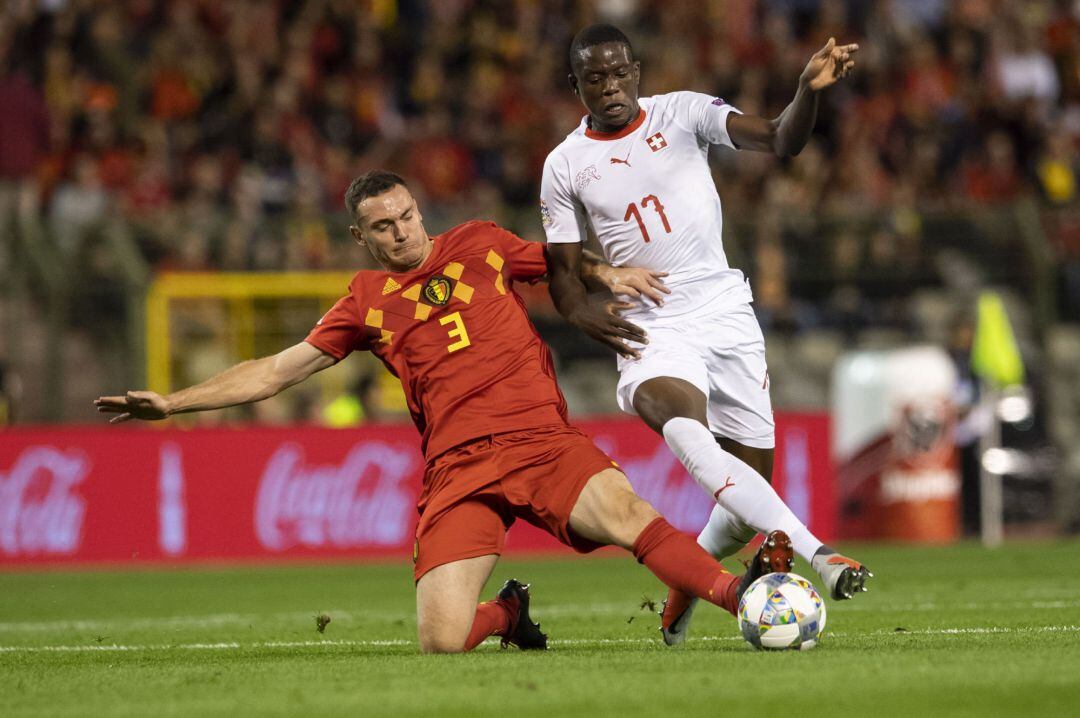 Thomas Vermaelen disputa un balón con Denis Zakaria.