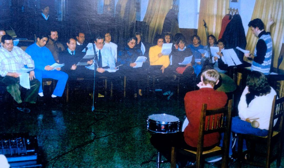 Un moment de la gravació del disc Cançoner Alcoià en 1996