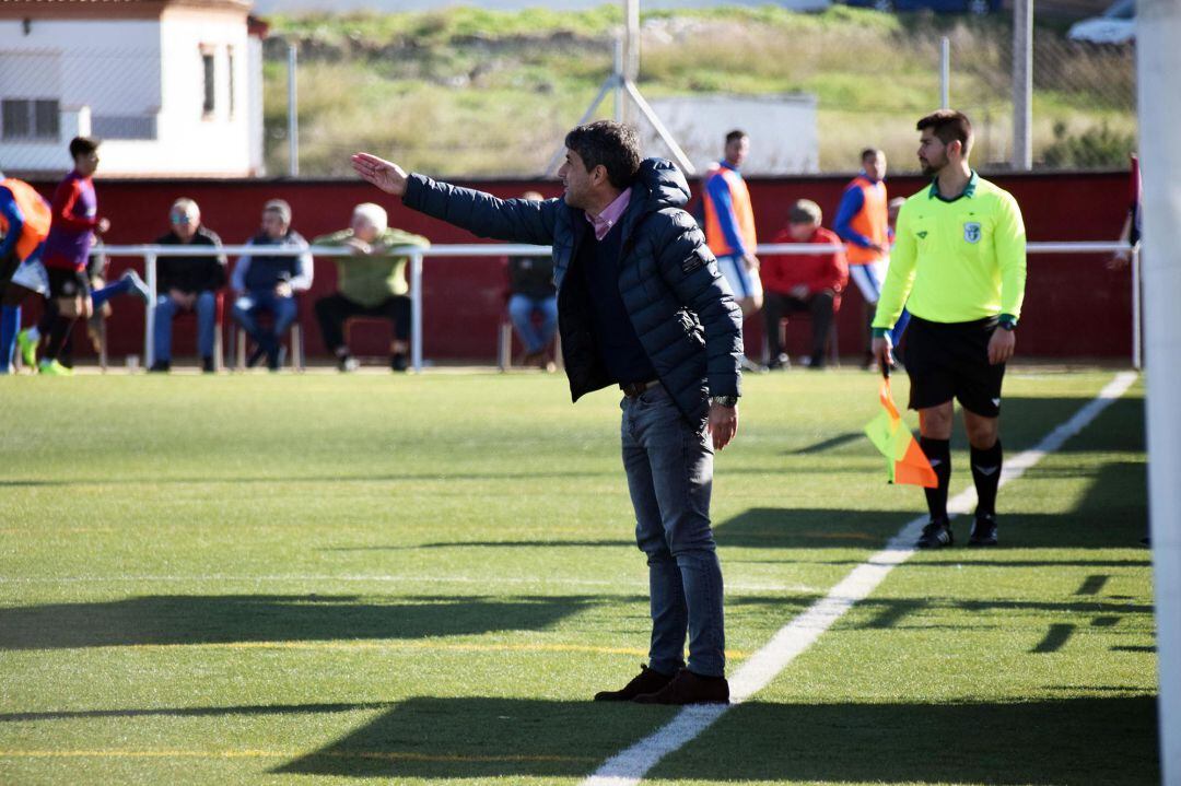 Pepe Masegosa dando instrucciones a sus jugadores en Gerena