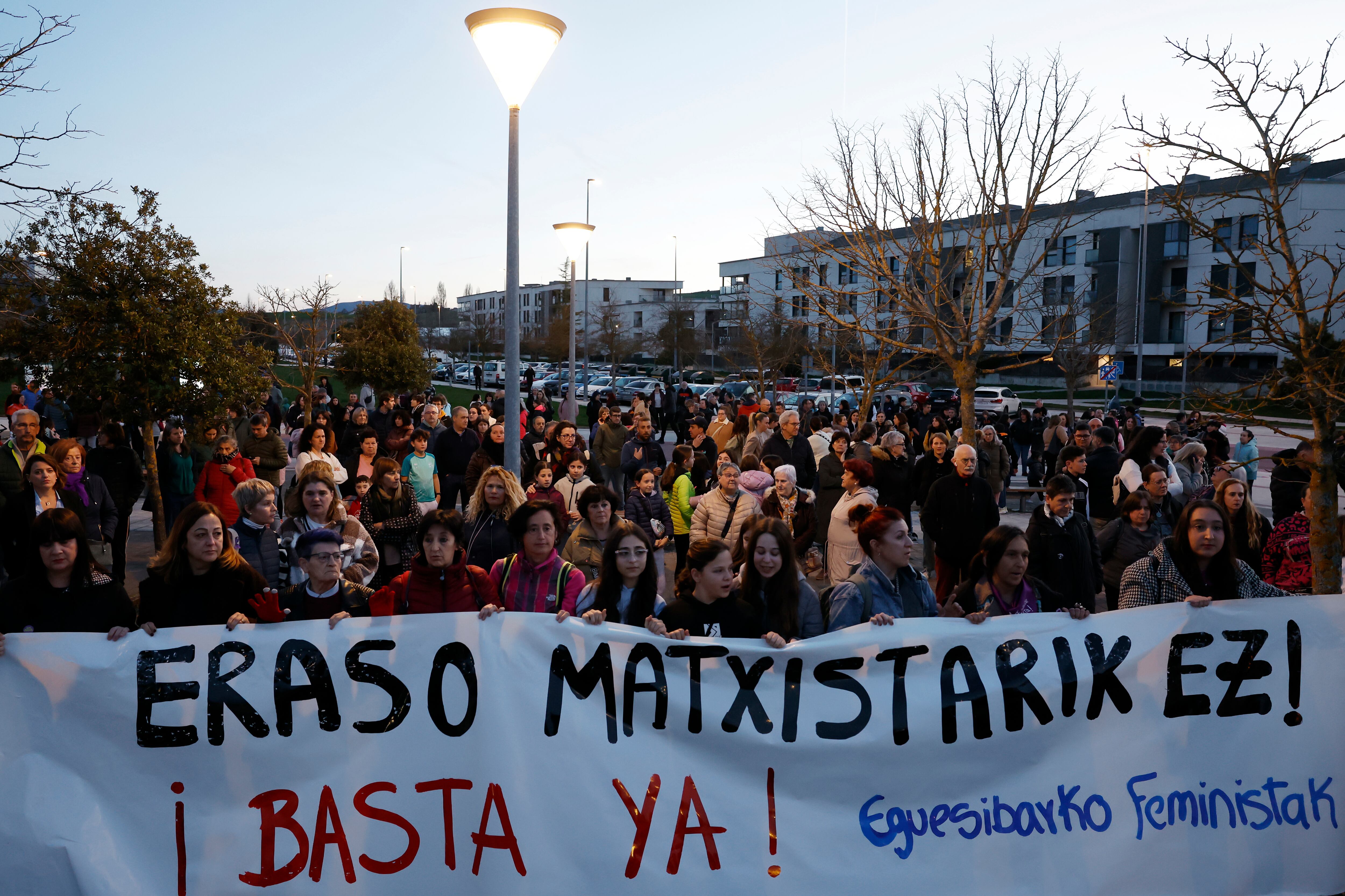 Vecinas y vecinos del Valle de Egüés se concentran en la Plaza de los Fueros de la localidad para condenar el asesinato de una de sus vecinas, una mujer de 28 años
