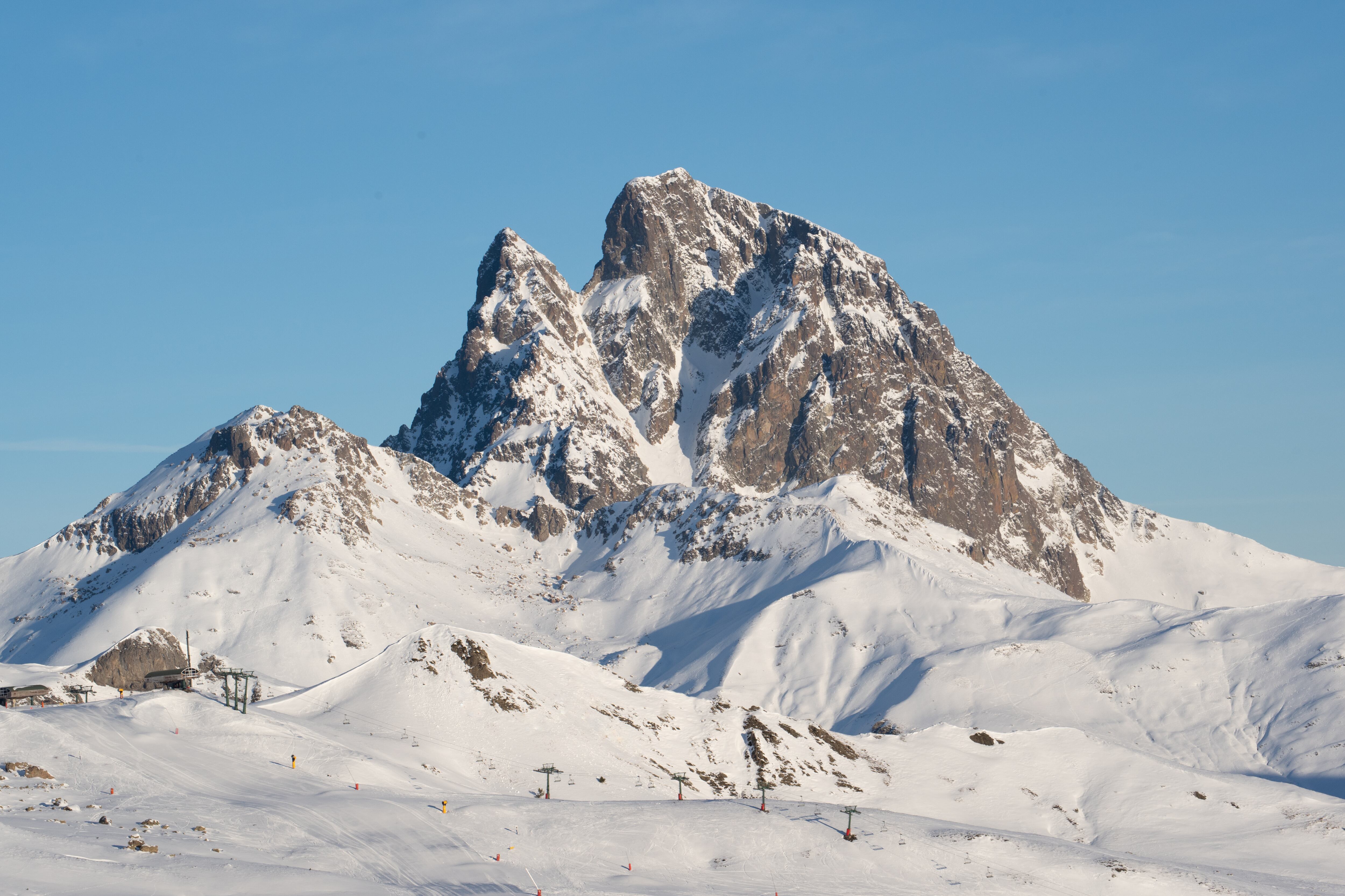 Imagen de las pistas de Aramon-Formigal con el pico Midi d'Ossau en el horizonte