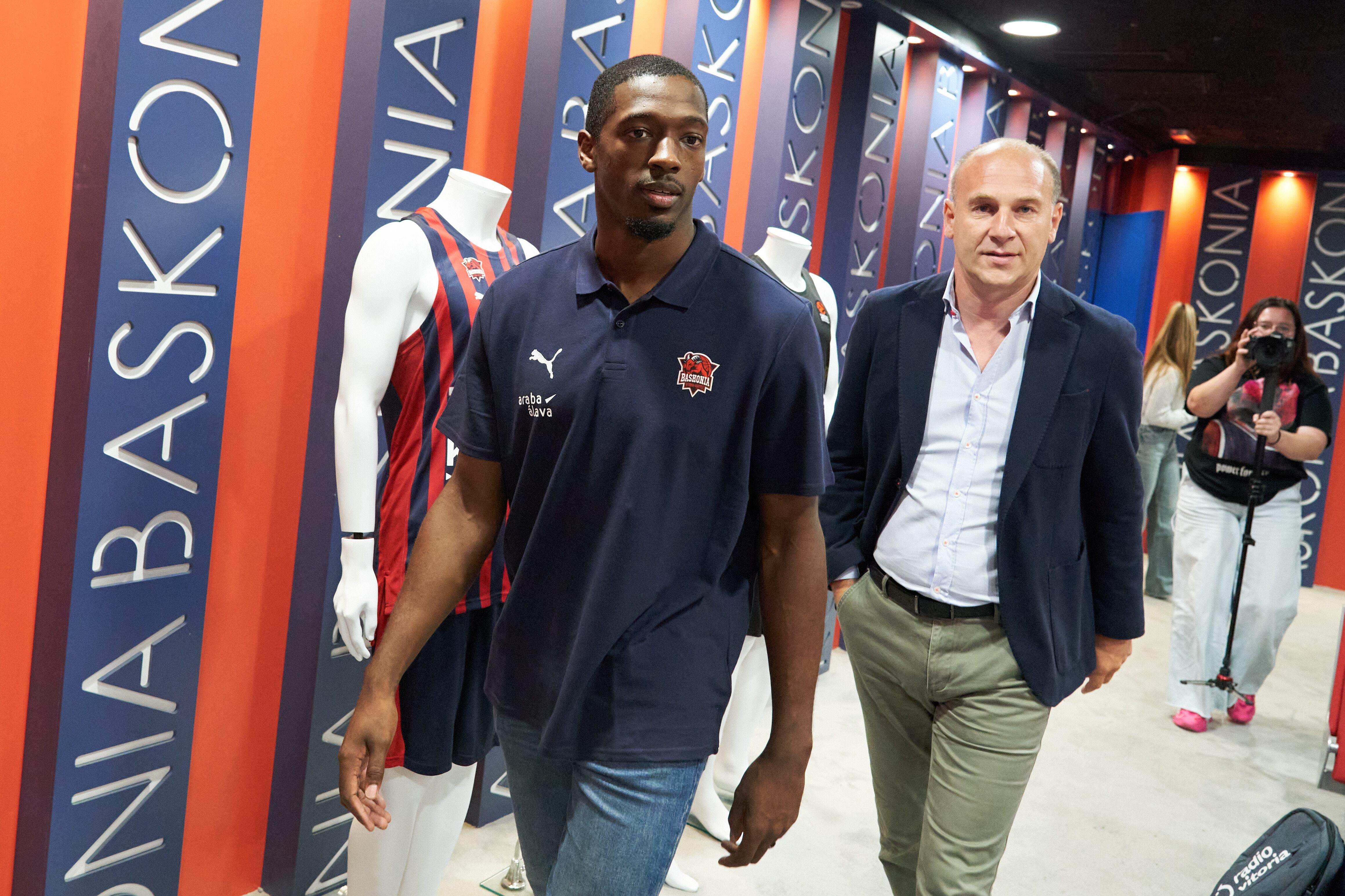 VITORIA, 23/08/2024.- El Baskonia ha presentado este viernes oficialmente al nuevo jugador Kamar Baldwin (i), el base estadounidense que llega a Vitoria procedente del Dolomiti Energia Trento italiano. En la imagen, el jugador acompañado por el director técnico del Baskonia, Felix Férnandez (d). EFE / L. Rico
