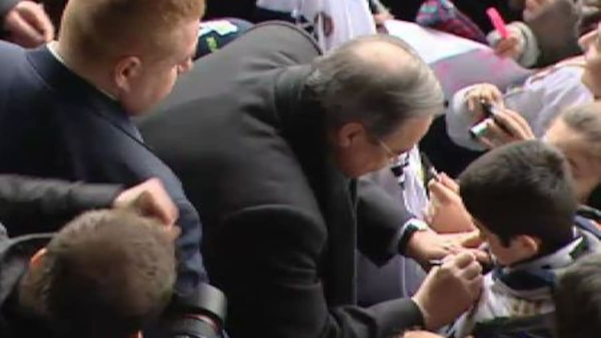 Apoyo de la afición a Casillas en el primer entrenamiento tras el parón navideño