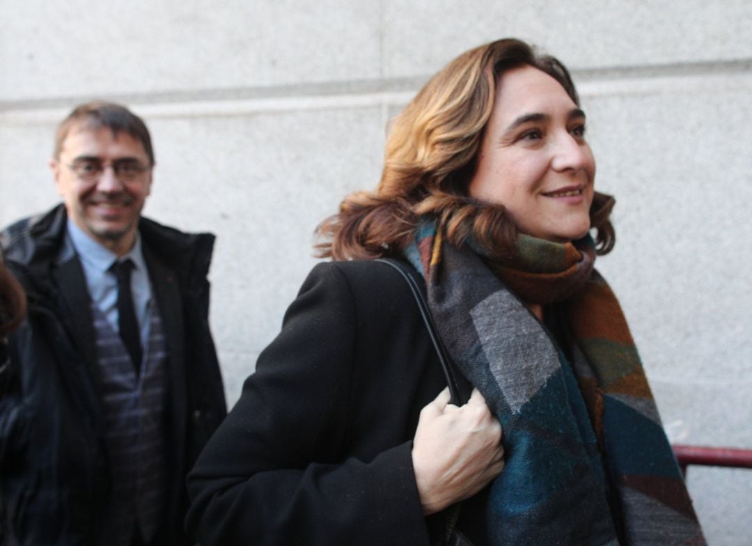 El politólogo y cofundador de Podemos, Juan Carlos Monedero y la alcaldesa de Barcelona, Ada Colau, llegan al Congreso de los Diputados en día de la segunda votación para la investidura del candidato socialista a la presidencia del Gobierno, en Madrid 