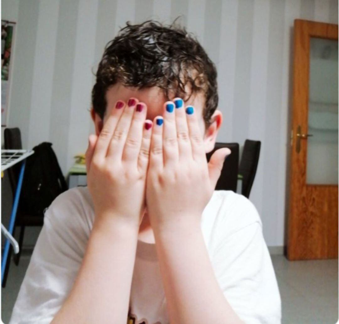 Jon quiere pintarse las uñas pero le da miedo porque en el colegio le han dicho que es "cosa de niñas"