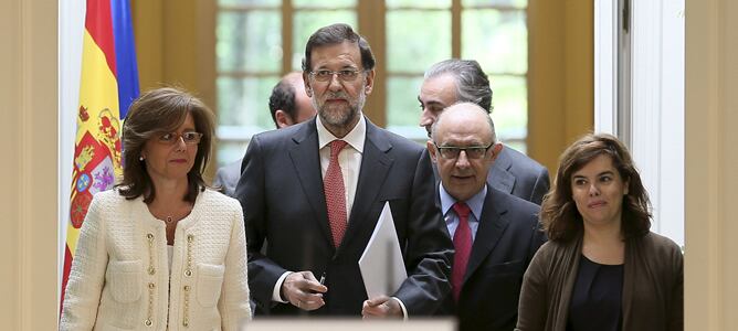 El presidente del Gobierno, Mariano Rajoy, junto a la vicepresidenta, Soraya Sáenz de Santamaría, y el ministro de Hacienda, Cristóbal Montoro, durante el encuentro con los máximos responsables de la Agencia Tributaria.