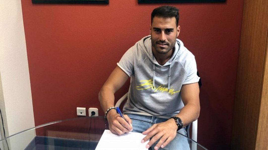 Néstor Albiach, firmando su contrato con el Numancia.