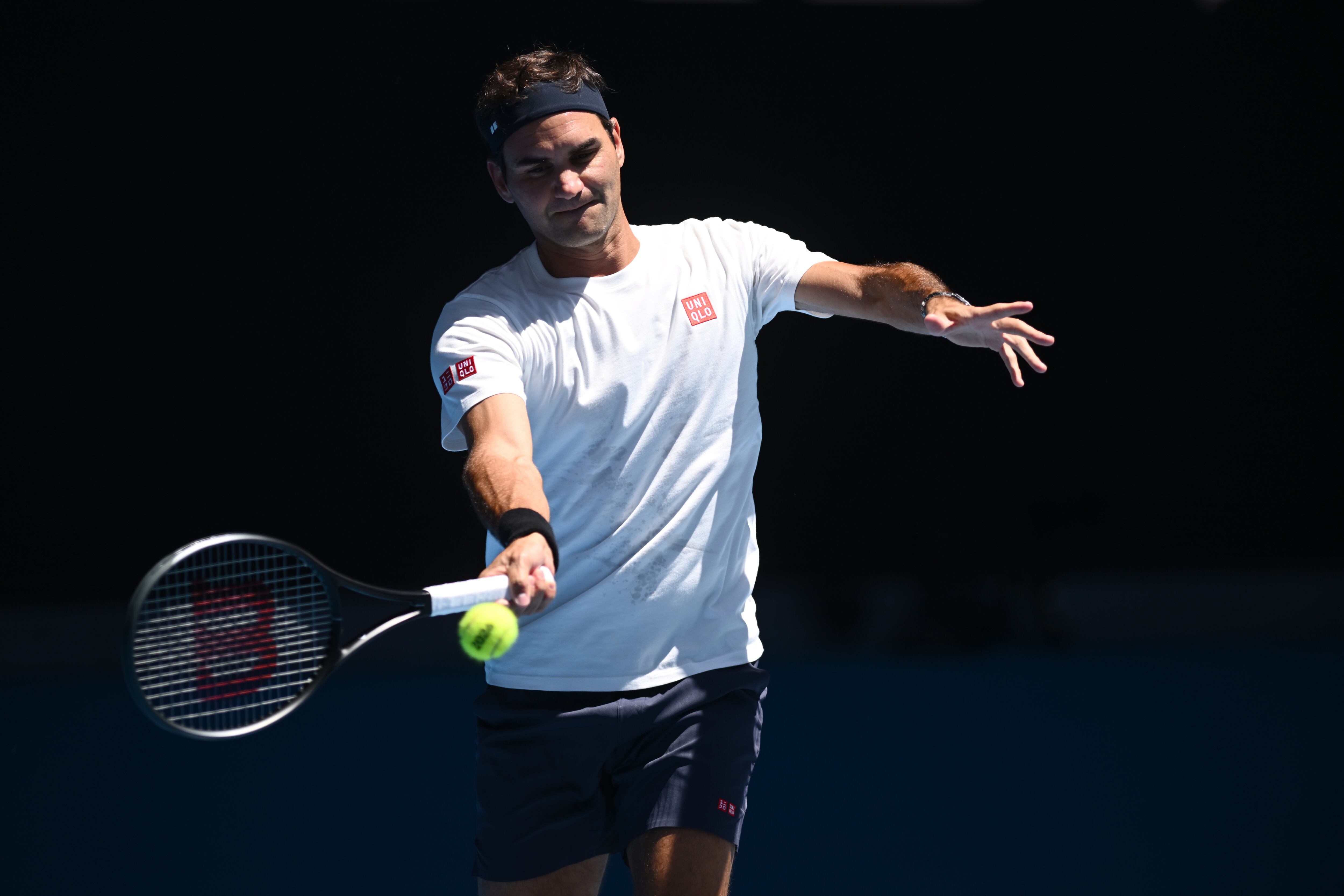 Roger Federer en un entrenamiento contra Casper Ruud antes de la inauguración del Australian Open 