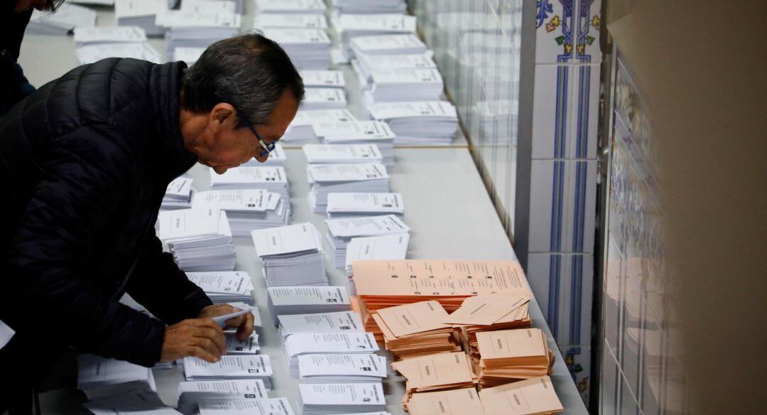 Un hombre consulta las papeletas electorales.