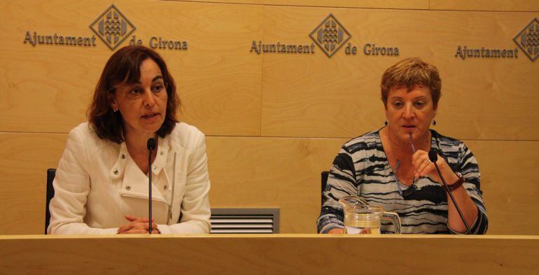 La regidora Sílvia Paneque (esquerra) i la directora de La Sopa. Imatge d'arxiu.