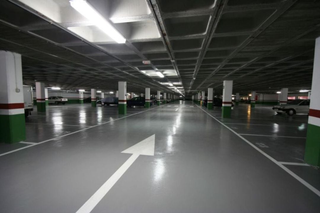 Interior de un aparcamiento municipal 