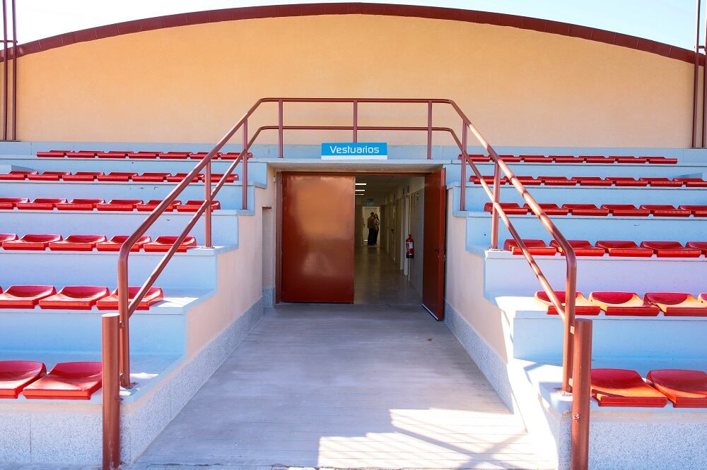 Entrada a los vestuarios del campo de fútbol del CDM ’Lorenzo Rico’ de Colmenar Viejo