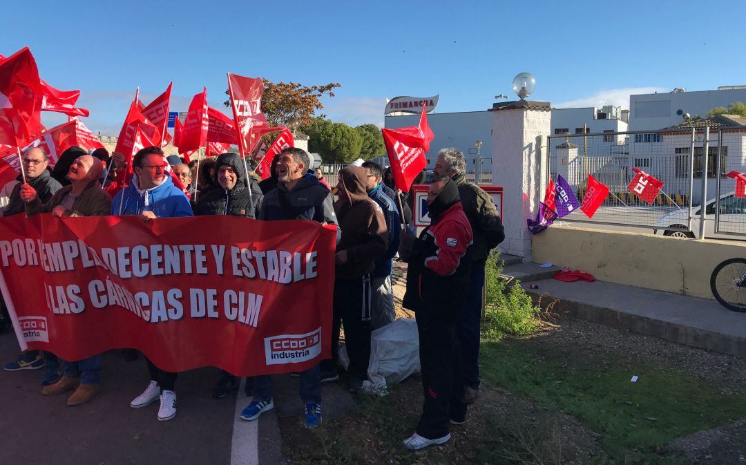 Los trabajadores se concentran a las puertas de Frimancha, en Valdepeñas, durante la jornada de huelga