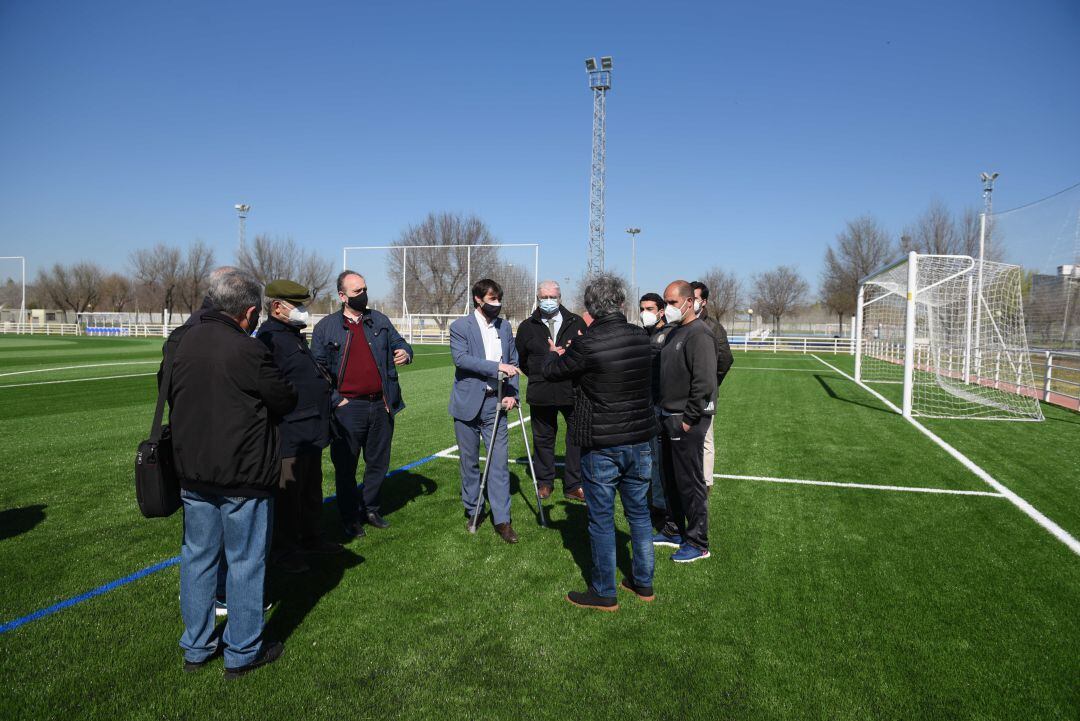 Imagen de archivo del delegado municipal de Deportes, David Guevara, en el centro de la imagen, durante una visita a la instalaciones deportivas de la Vega de Triana