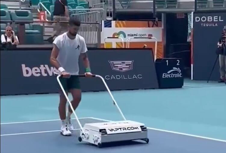 Novak Djokovic se pone a secar la pista en Miami