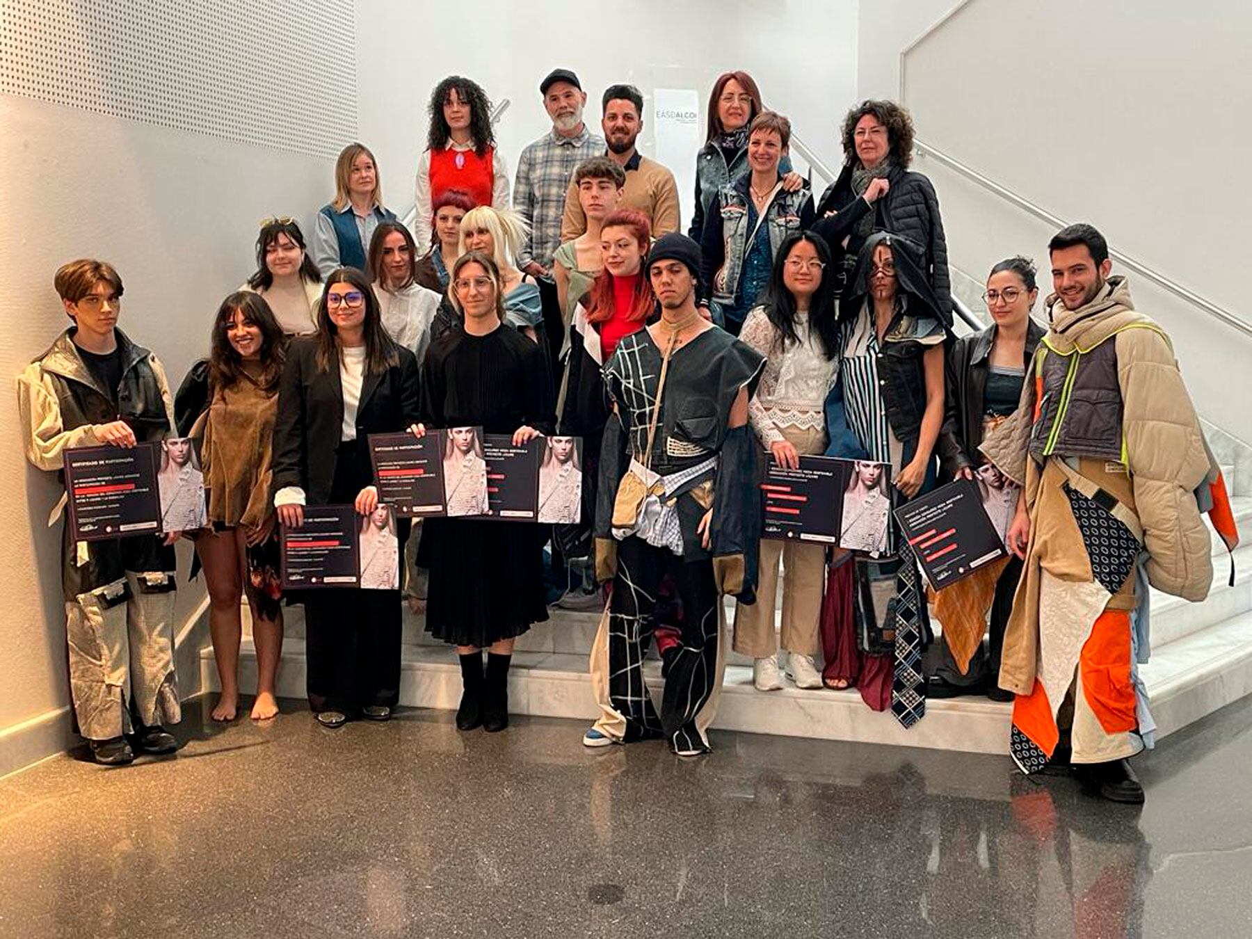 Foto de familia al final de la entrega de premios del concurso de moda sostenible