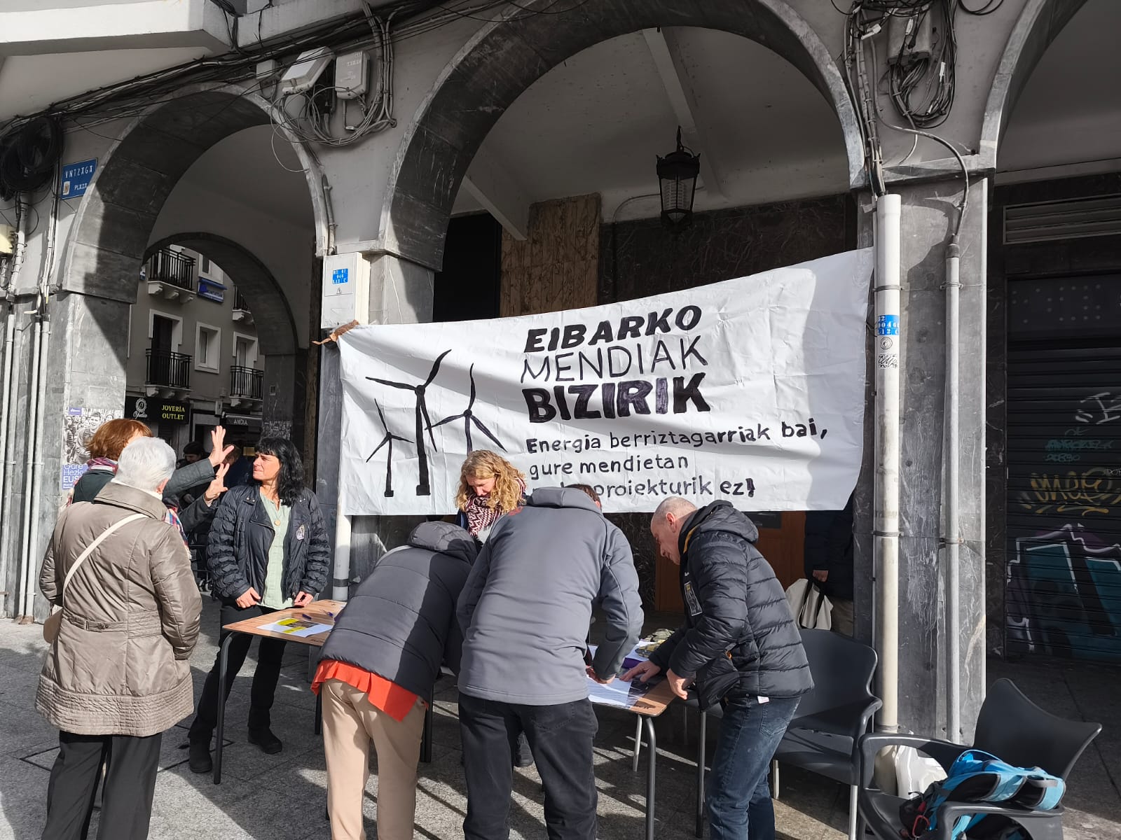 El punto de información establecido en la plaza Untzaga por "Eibarko mendiak bizirik"