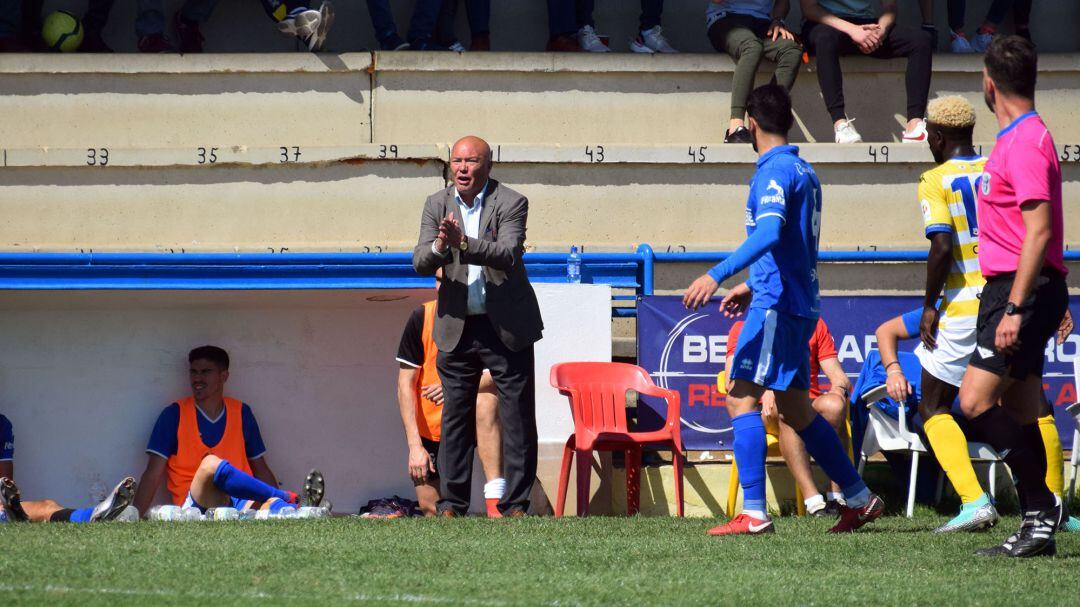 García Tébar durante el partido en Coria