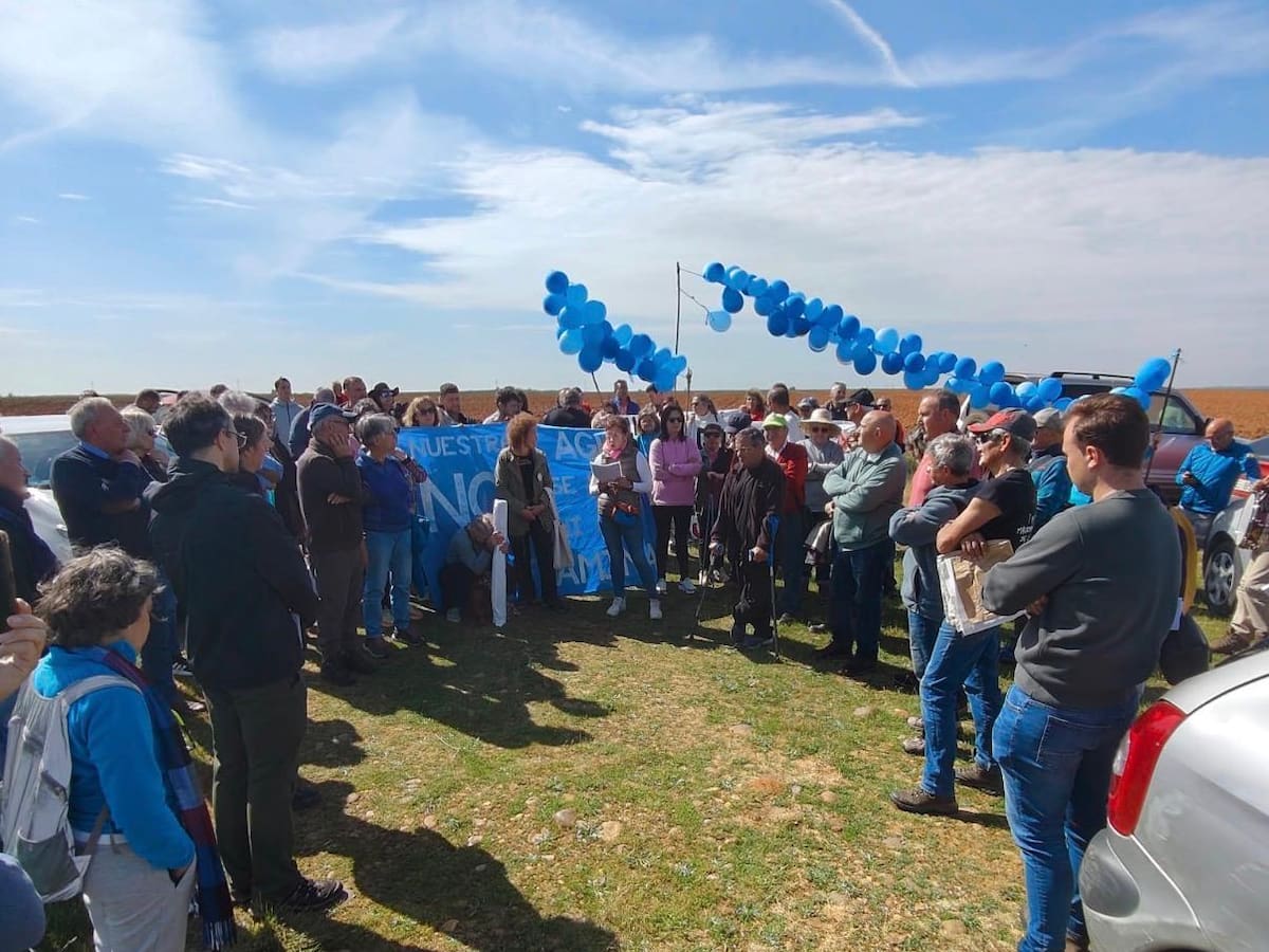 Más de 100 personas exigen a la CHD que no conceda las licencias a la macrogranja porcina de El Burgo Ranero