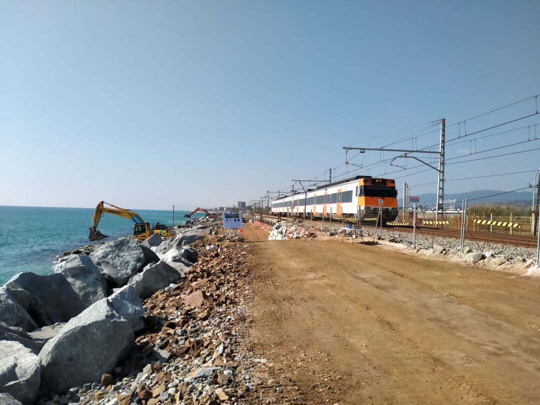 Màquines treballant a l&#039;alçada de la Riera d&#039;Argentona.