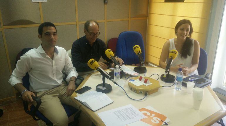 Manuel Repiso, de Ciudadanos; José Juan Díaz Trillo, PSOE; e Isabel Franco, de Unidos Podemos, en Radio Huelva. 