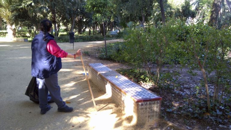 Carmen, limpiadora del parque de María Luisa de Sevilla, junto al banco en el que se encontró el 24 de febrero pasado a una mujer que murió por los abusos sexuales sufridos y cuya actuación fue clave para detener al presunto violador y homicida porque rec