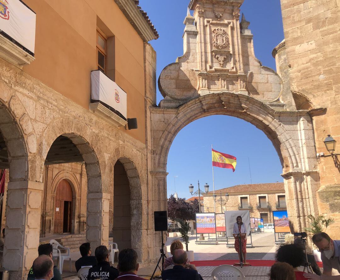 Ana Muñoz, viceconsejera de Cultura, presentando la exposición