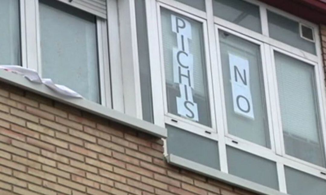 Un cartel de rechazo a la familia Manzanarés-Cortés en Asteguieta