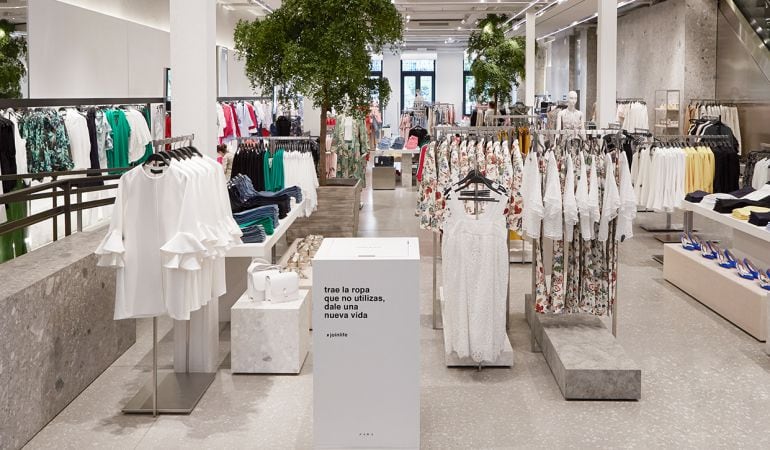 Contenedor para reciclaje de ropa en una tienda de Inditex.