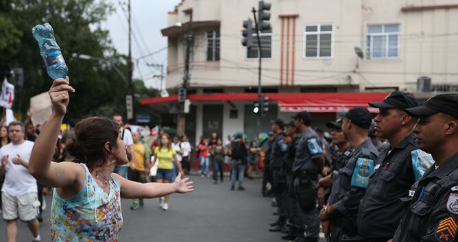 Para garantizar la seguridad en la zona del estadio, las autoridades han movilizado a 10.600 policías y 7.400 militares.