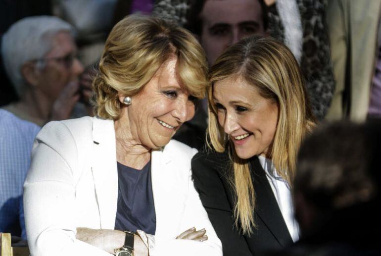 Fotografía facilitada por el PP de sus candidatas a la Alcaldía y la Comunidad de Madrid, Esperanza Aguirre (i) y Cristina Cifuentes (d), que conversan durante un acto de precampaña en el distrito de Villaverde de Madrid.