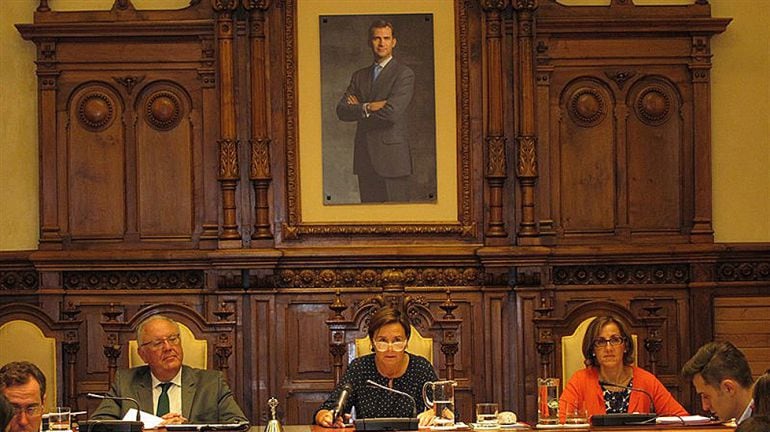 La alcaldesa de Gijón, Carmen Moriyón, preside una sesión plenaria. 