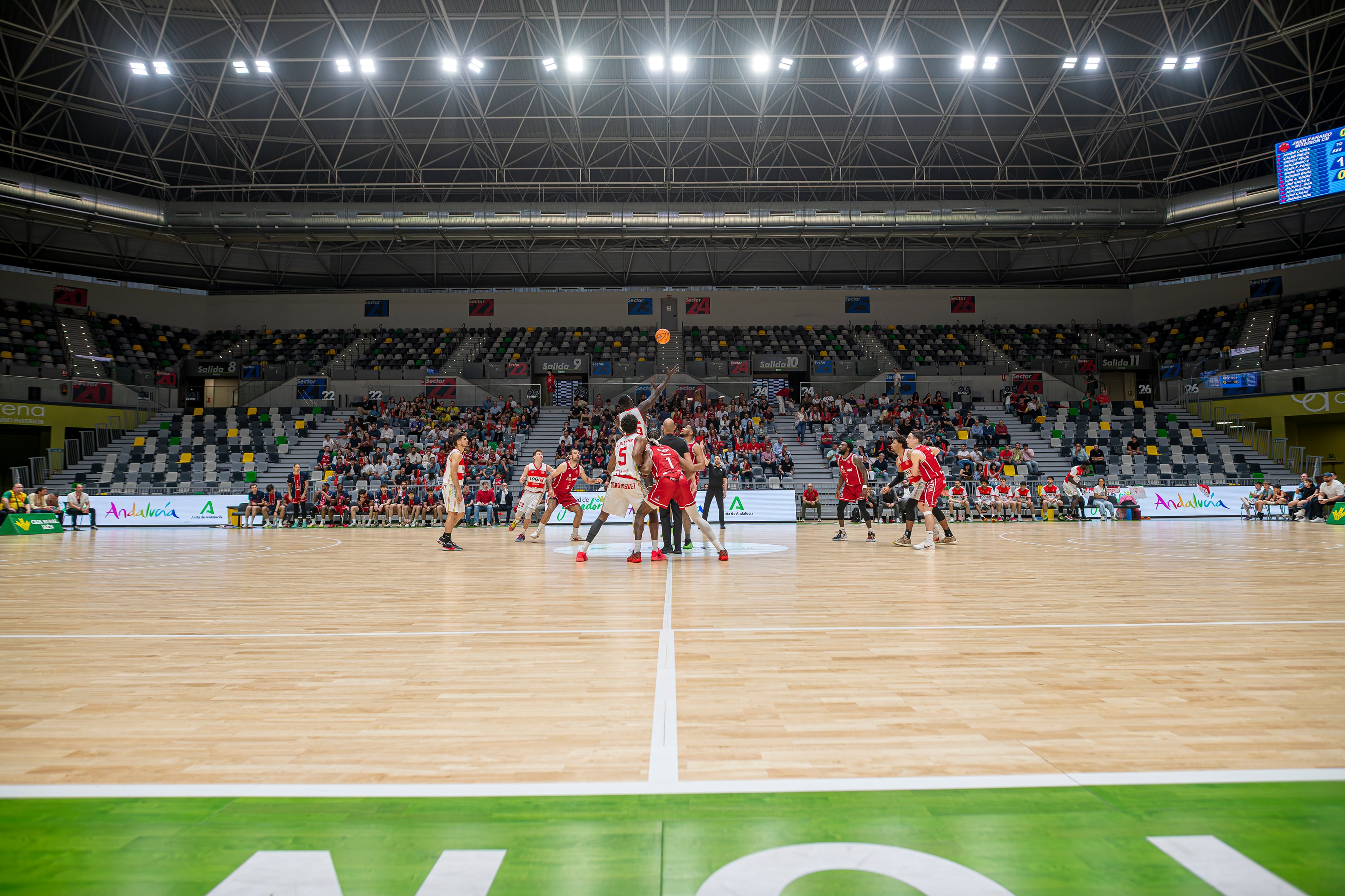 Momento del encuentro entre Jaén CB y Logrobasket en el Olivo Arena.