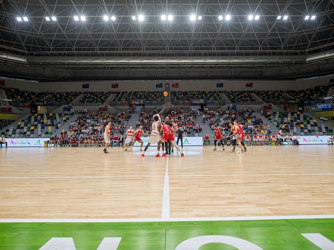 Momento del encuentro entre Jaén CB y Logrobasket en el Olivo Arena.