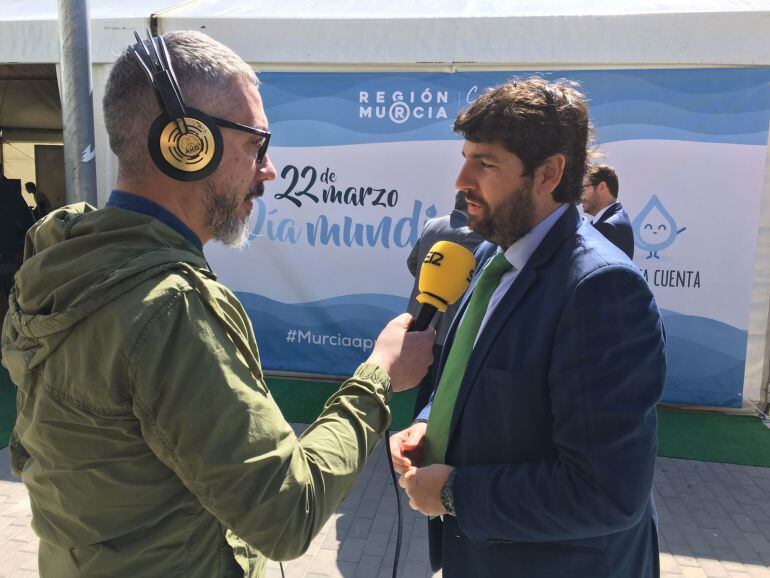 López Miras, entrevistado por Paco Sámchez, en Blanca.